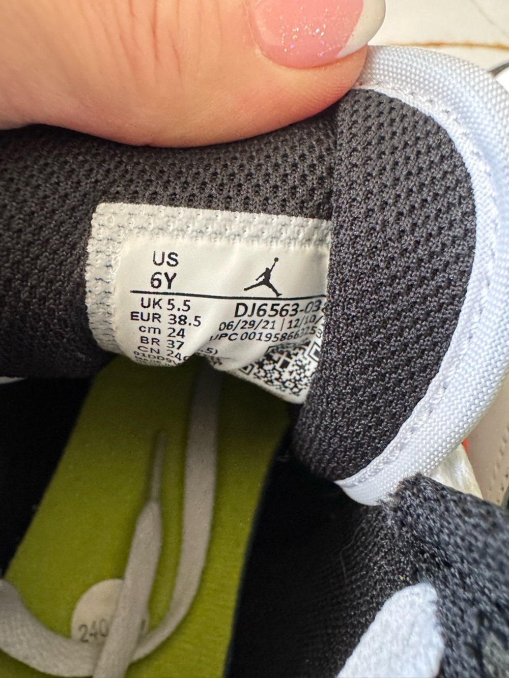 *RARE* Air Jordan 1 Mid - Size 6Y - Picture 5 of 10
